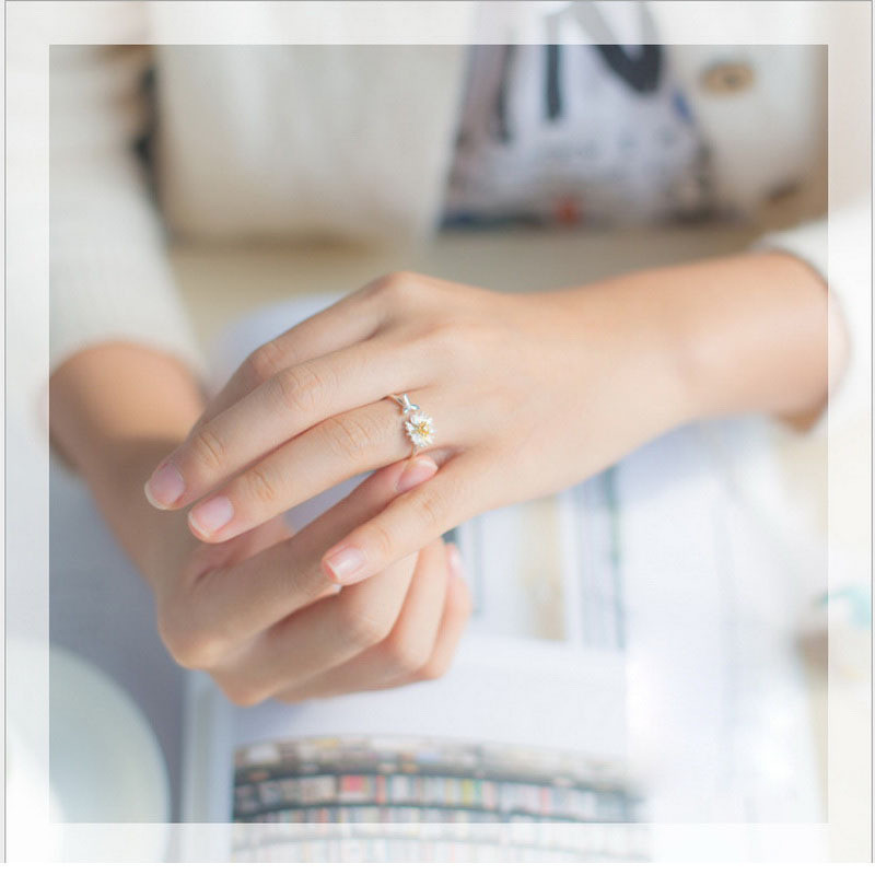 2021 New Spring White Enamel D - Resin Art Ring 评论和价格